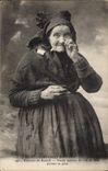 CPA Folklore Bretagne Environs de Roscoff Vieille memere de l'ile de Batz prenant sa prise Tabac