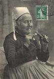 CPA Folklore Bretagne La pipe Tabac 