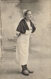 CPA Folklore Concarneau Une sardiniere costume de travail