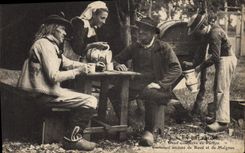 CPA Folklore Bretagne Deux comperes au pardon Costumes anciens de Baud et de Melgnen 