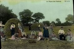 CPA Folklore Le repos des faneurs 