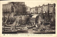VINTAGE POSTCARD La Rochelle Boat Arrived of the boats of sin at the foot of the Tower of the Chain