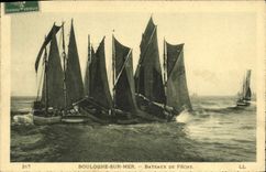 VINTAGE POSTCARD Boulogne Boat on sea Boats of sin