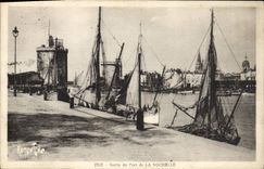 CPA Bateau Sortie du port de la Rochelle 