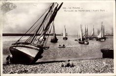 VINTAGE POSTCARD Boat Le Havre Boats of sin in before port