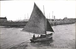 CPA Bateau Trouville Barque de peche 