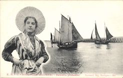 VINTAGE POSTCARD Boulogne Boat on Sea Sinning Boats