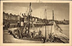 VINTAGE POSTCARD Dieppe Boat before port trawlers and steamers close to the harbor station