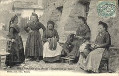 CPA Folklore Costumes de Savoie Dentellieres de Tignes TOP