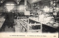 POSTAL de la VENDIMIA la huelga del interior de los empleados de la oficina de correos de la TAPA del edificio de la oficina de correos