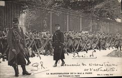 CPA La manifestation du 1er mai a Paris Les troupes au repos Militaria 