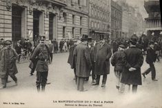 VINTAGE POSTCARD the manifestation of May 1st has Paris In front of the Labor market TOP