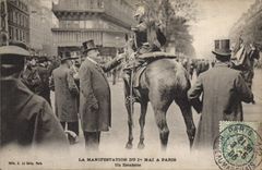 VINTAGE POSTCARD the manifestation of May 1st has Paris a estafette Cheval Militaria