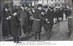 CPA Paris 1er mai 1906 Place du Chateau d'Eau M Lepine fournit a M Bouvier des instructions sur les mesures d'ordre 