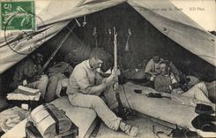 CPA Militaria L'astiquage sous la tente 