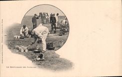 CPA Militaria Le remplissage des gamelles 