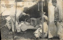 CPA Militaria Camp de Cercottes Passe temps du soldat Le quart d'eau 