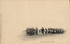 CPA Militaria En avant les tambours