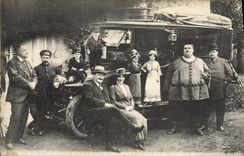 VINTAGE POSTCARD Foklore Phenomena Dwarf Man Extremely Automobile TOP