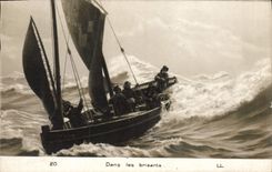 CPA Bateau Dans les brisants