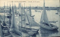 Barco de la POSTAL de la VENDIMIA Sables d'Olonne el asimiento en los muelles