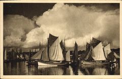 Barco Thonniers de Concarneau de la POSTAL de la VENDIMIA en el puerto