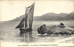 Barco de Cannes de la POSTAL de la VENDIMIA la playa y las montañas de Esterel