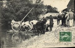 Paso de river de Militaria de la POSTAL de la VENDIMIA del material de 75 en la descarga de la balsa de la caja después de la travesía