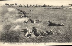 CPA Militaria Infanterie En tirailleurs 