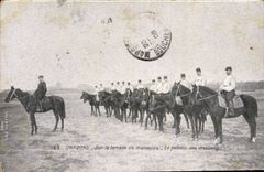 CPA Militaria Dragons Sur le terrain de manoeuvre Le peloton des dresseurs 