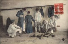 CPA Militaria A la chambree L'habillement 