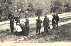 El ejército de Militaria Bourbonnais de la POSTAL de la VENDIMIA maniobra 1909 experimentos en las tenazas de la botella de la manera