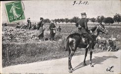 CPA Militaria En Campagne En attendant l'action 