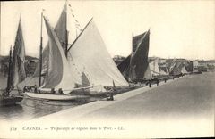 Preparaciones de Cannes del barco de la POSTAL de la VENDIMIA de regattas en el puerto
