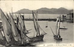 Barco de Cannes de la POSTAL de la VENDIMIA el puerto y el Esterel
