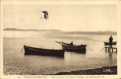 Barco de Hyeres de la POSTAL de la VENDIMIA el efecto de las palmeras del sol en el mar con la playa en las islas inferiores del oro