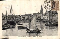 El barco de la POSTAL de la VENDIMIA pesca Croisic Vue en el puerto