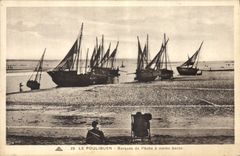 Las barcas de Pouliguen de los pescados del barco de la POSTAL de la VENDIMIA del pecado tienen marea baja