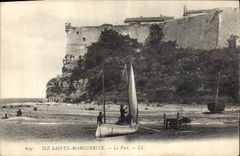 CPA Bateau Peche Ile Sainte Marguerite Le fort 