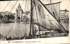 El barco de la POSTAL de la VENDIMIA pesca La Rochelle una esquina del puerto