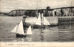 CPA Bateau Peche Dieppe la sortie des jetees