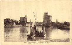 El barco de la POSTAL de la VENDIMIA pesca la entrada de La Rochelle del puerto
