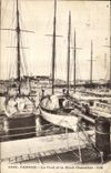 CPA Bateau Peche Cannes Le port et le Mont Chevalier