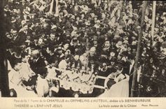 CPA Pose de la 1ere pierre de la Chapelle des Orphelins d'Auteuil Therese de l'Enfant Jesus La foule autour de la chasse