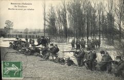 Las maniobras de Militaria de la POSTAL de la VENDIMIA de la infantería como fusileros van a continuación por el echeloin