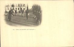 POSTAL Militaria de la VENDIMIA el sargento que tintinea los vidrios