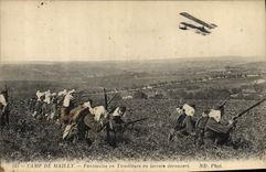 CPA Militaria Camp de Mailly Fantassins en tirailleurs en terrain decouvert Avion