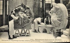 CPA Poterie Ceramique Manufacture Nationale de Sevres Retouche et faconnage de bas-relief en gres Cerame La ceramique