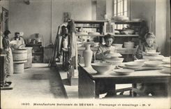 CPA Poterie Ceramique Manufacture Nationale de Sevres Trempage et emaillage 