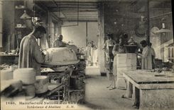 CPA Poterie Ceramique Manufacture Nationale de Sevres Interieur d'atelier 